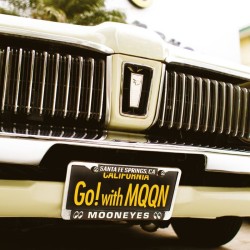 (CC-LP) MOONEYES “California+Go! with MOON ” 金屬車牌裝飾 [MG081GMBK]